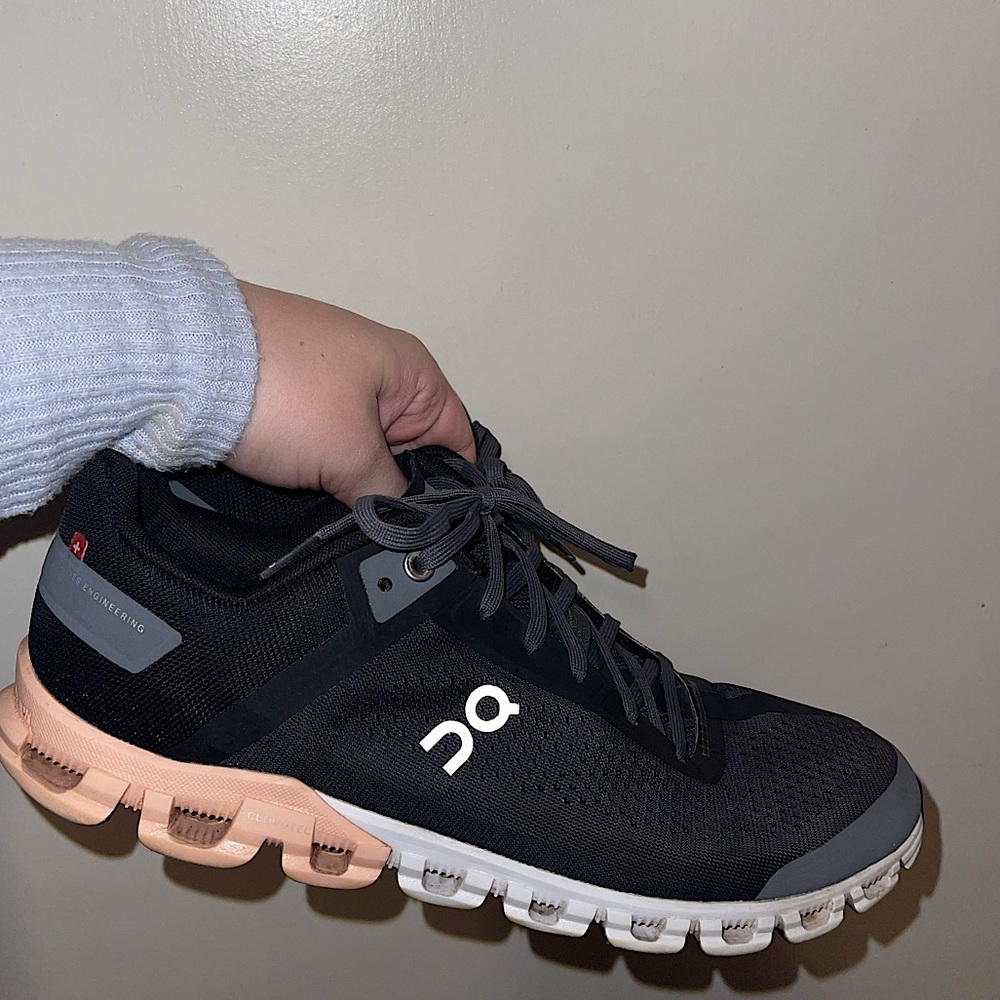 On Cloud Flow Women’s Runners- 10.5. great condition- only worn a few times!